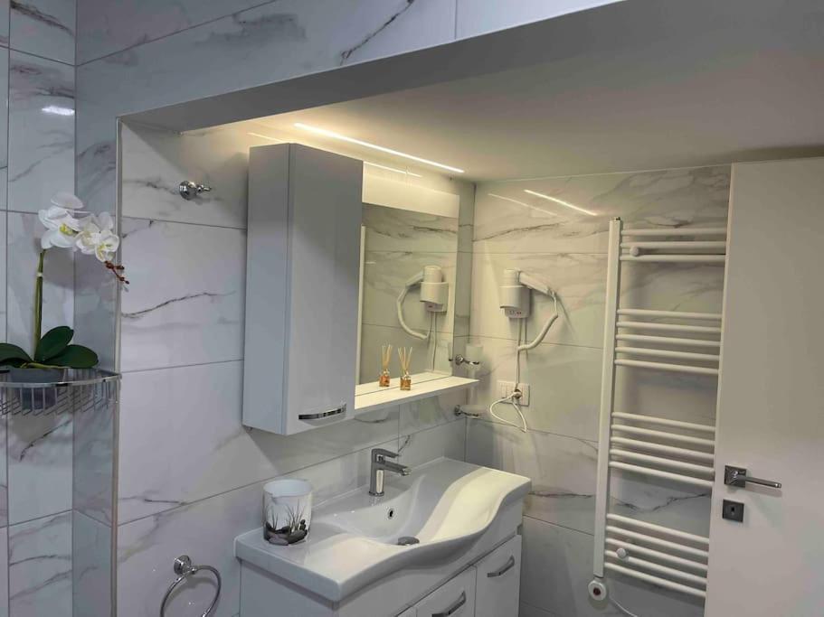 Lovely Apartment In Pogradec City With A Lake View Екстериор снимка